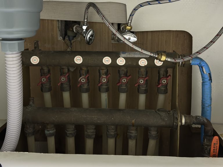 보일러 분배기함에서 누수와 밸브 상태 점검