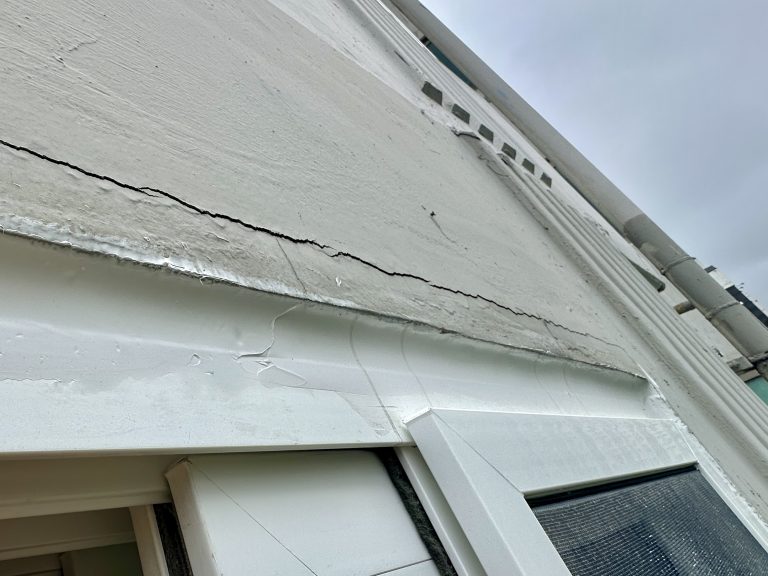 아파트 외벽 균열로 인한 누수