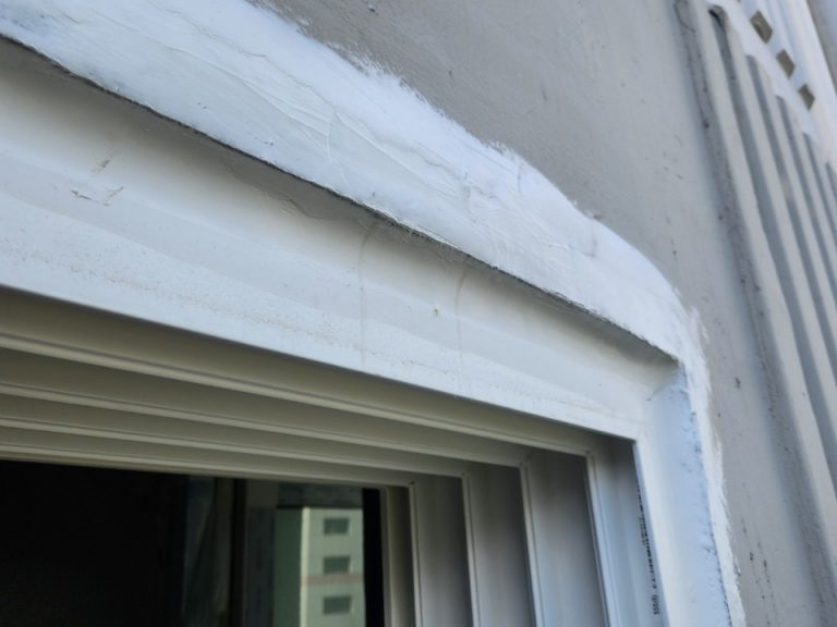 외벽 크랙 보수 작업